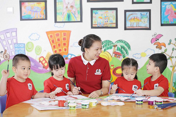 Đồng phục màu đỏ phù hợp gắn kết giáo viên và học sinh mầm non.
