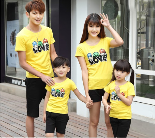 Mẫu áo thun gia đình màu vàng cổ tròn mang lại phong cách năng động 