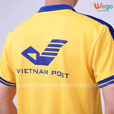 Logo in lớn, sắc nét sau lưng áo của thương hiệu Vietnam Post