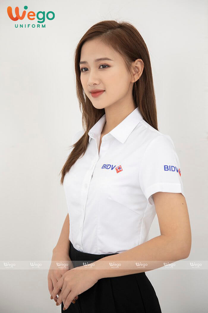 Mẫu áo sơ mi đồng phục màu trắng, ngắn tay với logo ngân hàng BIDV