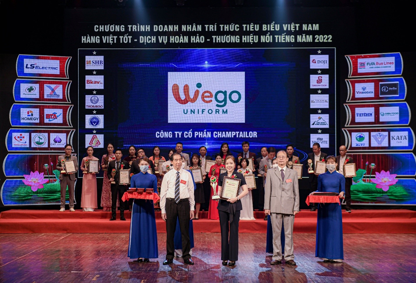 Ảnh tổng giám đốc Wego trên sân khấu nhân giải Hàng việt tốt vì quyền lợi người tiêu dùng 2022