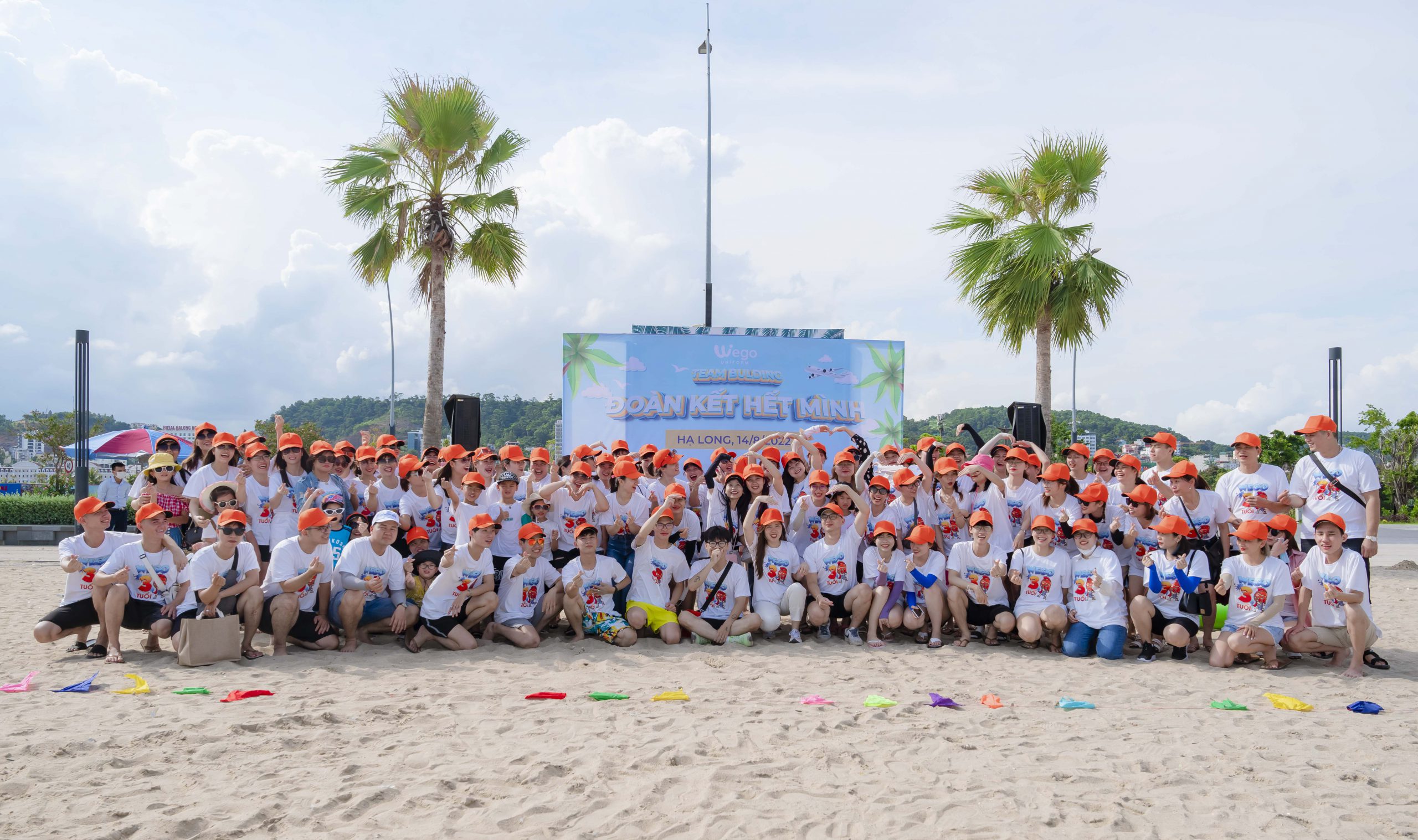 Toàn bộ nhân sự đồng phục Wego trong buổi team building trên bãi biển Hạ Long