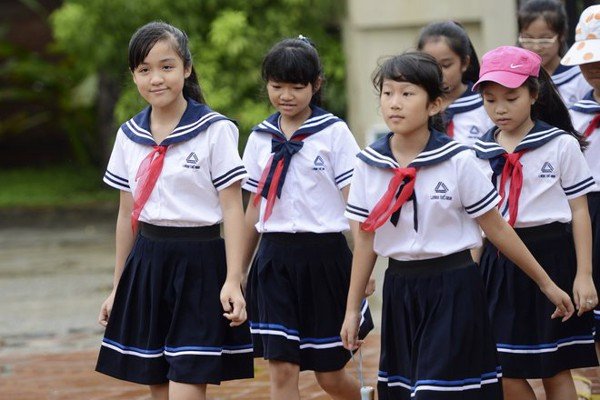 Đồng phục học sinh với cổ áo thủy thủ của trường Lương Thế Vinh 