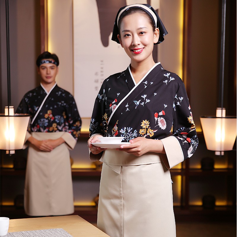Đồng phục nhân viên phục vụ nhà hàng với thiết kế cách tân kimono cùng hoa văn phong cách Nhật