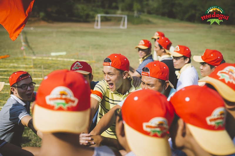 Mũ đồng phục team màu đỏ cam in logo thương hiệu, che nắng chống say nắng
