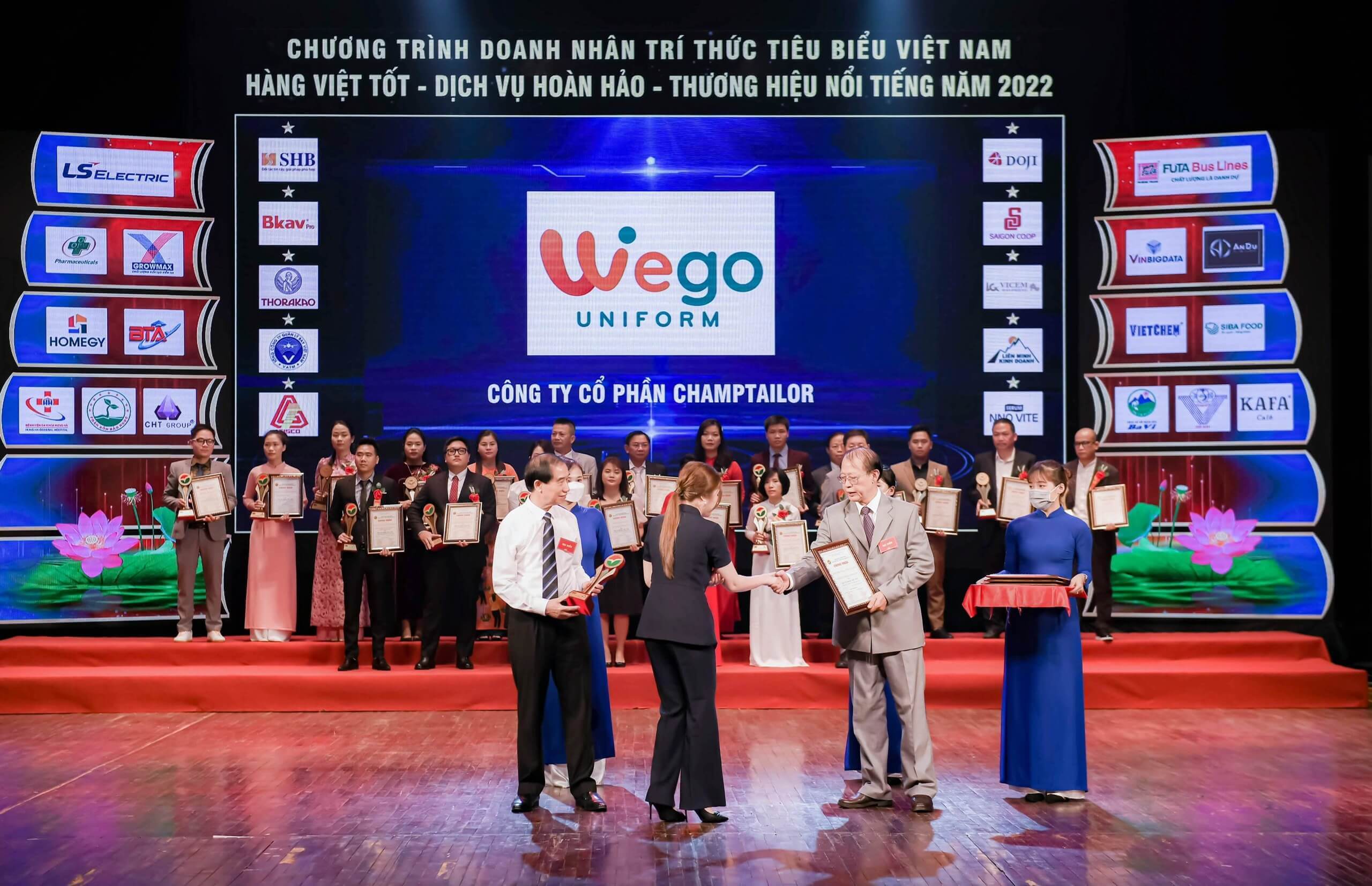 Tổng giám đốc Wego đại diện lên nhận giải thưởng