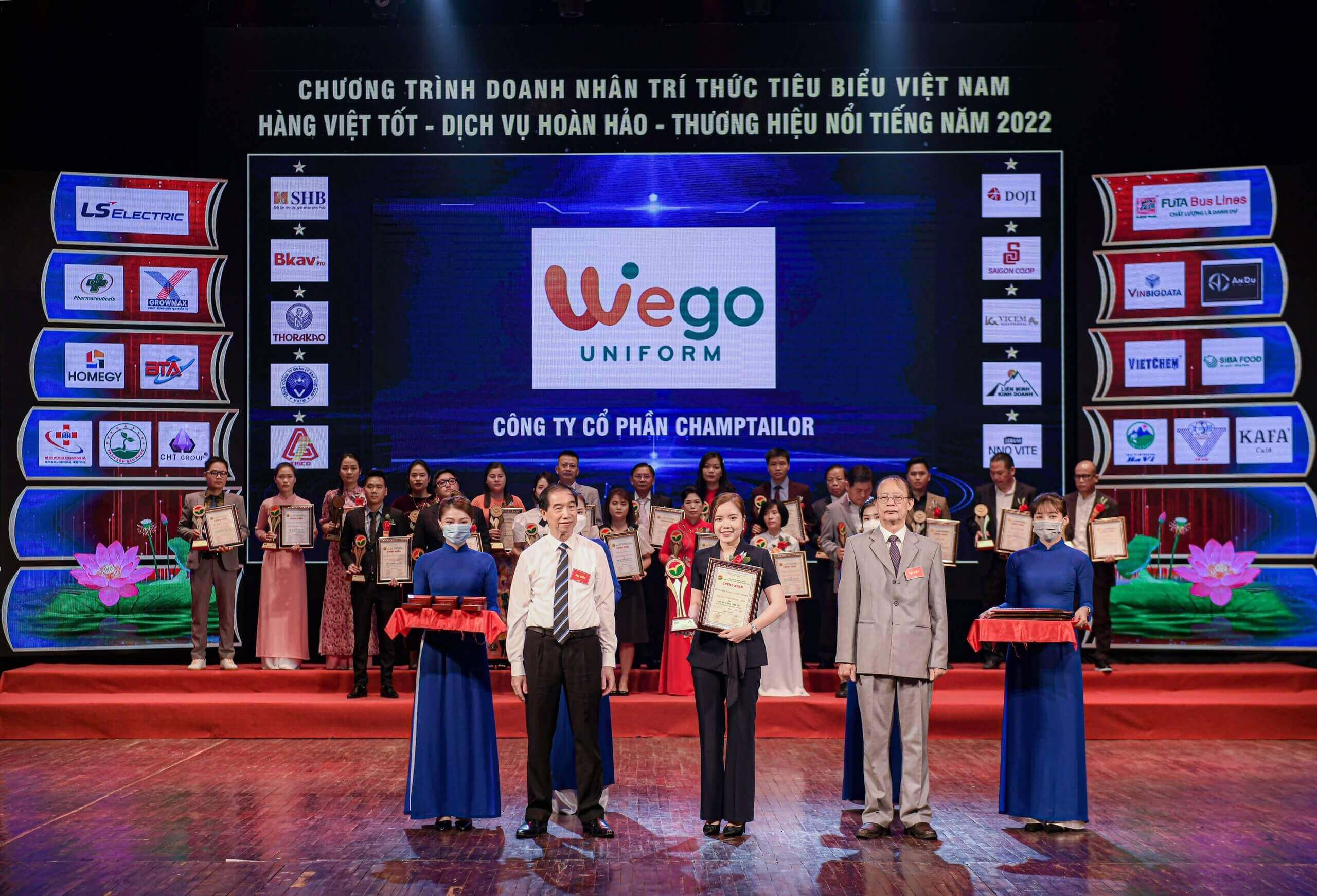 Wego Uniform trên sân khấu nhận giải thưởng Hàng Việt tốt vì quyền lợi người tiêu dùng