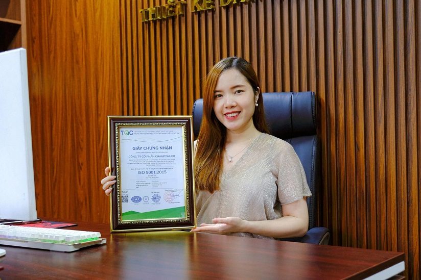 Tổng giám đốc - CEO Trần Thị Thư vinh hạnh nhận Chứng nhận ISO 9001:2015.